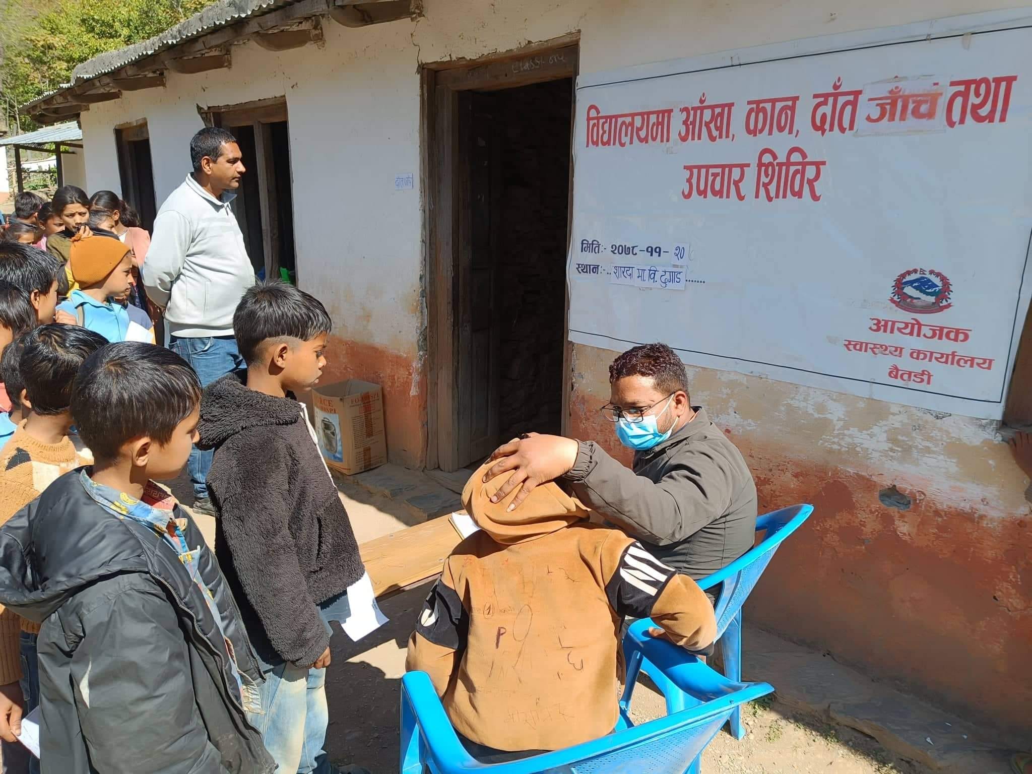 स्वास्थ्य शिविरमा बैतडीका ७ सय ५० विद्यार्थीले सेवा लिए 